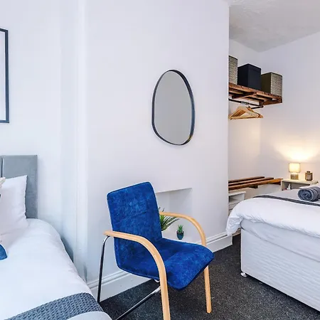 Modern 3-Bed House In Manchester, Ideal For Long Stays, Free Parking, City Centre - Sleeps Upto 8 People Exterior photo