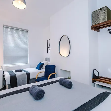 Modern 3-Bed House In Manchester, Ideal For Long Stays, Free Parking, City Centre - Sleeps Upto 8 People Exterior photo