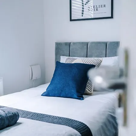 Modern 3-Bed House In Manchester, Ideal For Long Stays, Free Parking, City Centre - Sleeps Upto 8 People Exterior photo