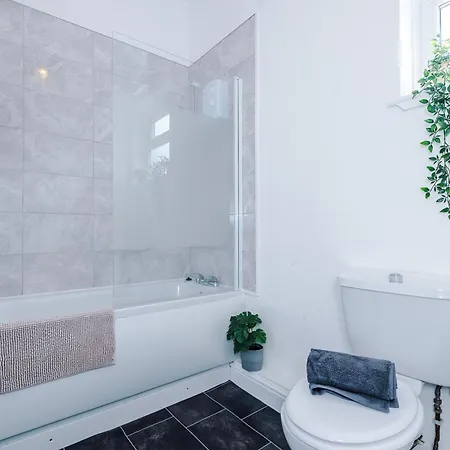 Modern 3-Bed House In Manchester, Ideal For Long Stays, Free Parking, City Centre - Sleeps Upto 8 People Exterior photo