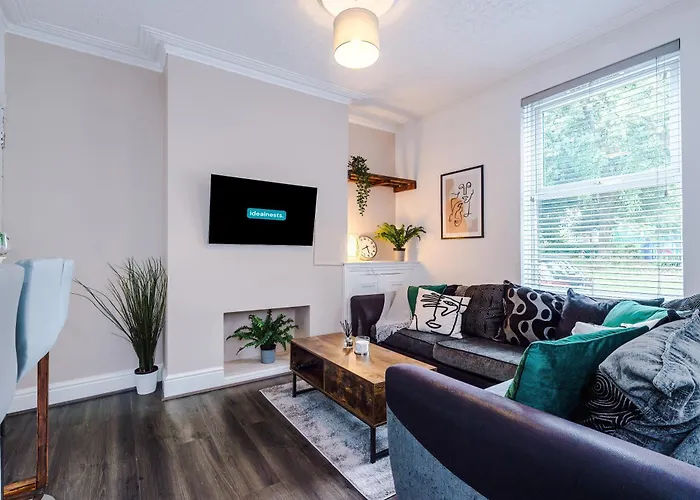 Modern 3-Bed House In Manchester, Ideal For Long Stays, Free Parking, City Centre - Sleeps Upto 8 People