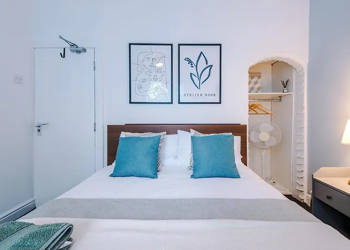 Modern 3-Bed House In Manchester, Ideal For Long Stays, Free Parking, City Centre - Sleeps Upto 8 People