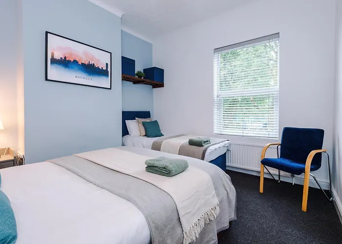 Modern 3-Bed House In Manchester, Ideal For Long Stays, Free Parking, City Centre - Sleeps Upto 8 People