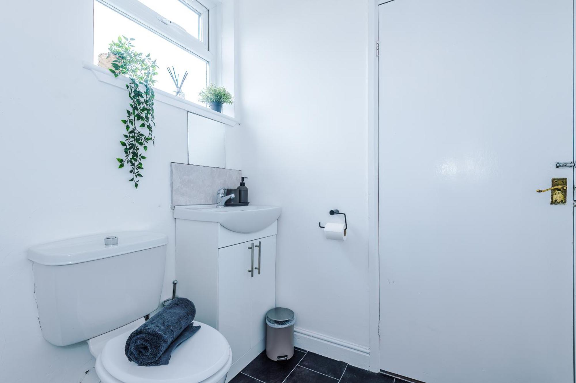 Modern 3-bed House In Manchester, Ideal For Long Stays, Free Parking, Centre - Sleeps Upto 8 People Holiday home Manchester