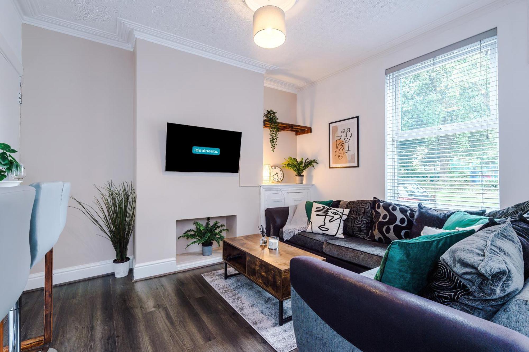 Modern 3-bed House In Manchester, Ideal For Long Stays, Free Parking, Centre - Sleeps Upto 8 People *
