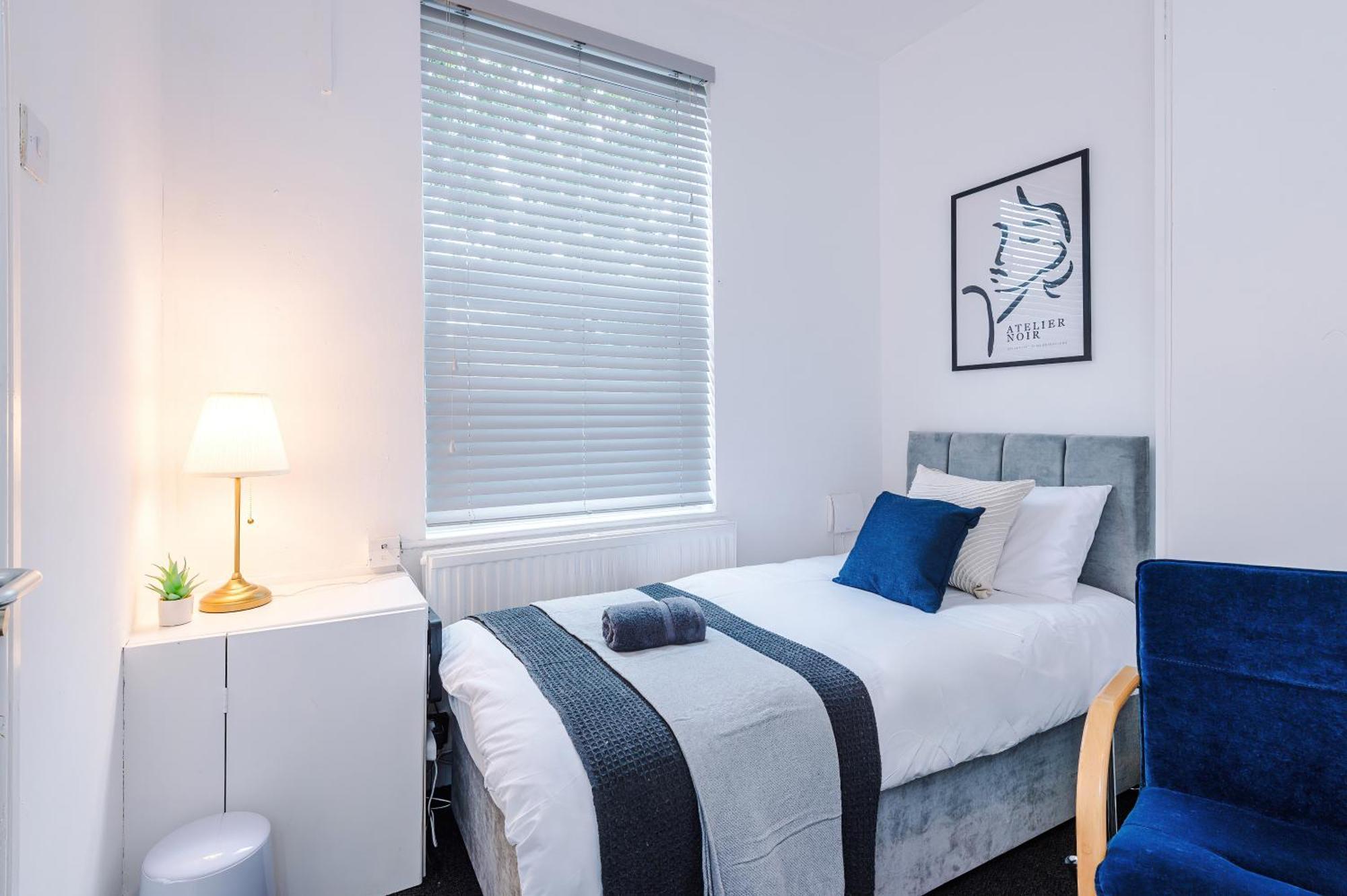 Holiday home Modern 3-bed House In Manchester, Ideal For Long Stays, Free Parking, Centre - Sleeps Upto 8 People *