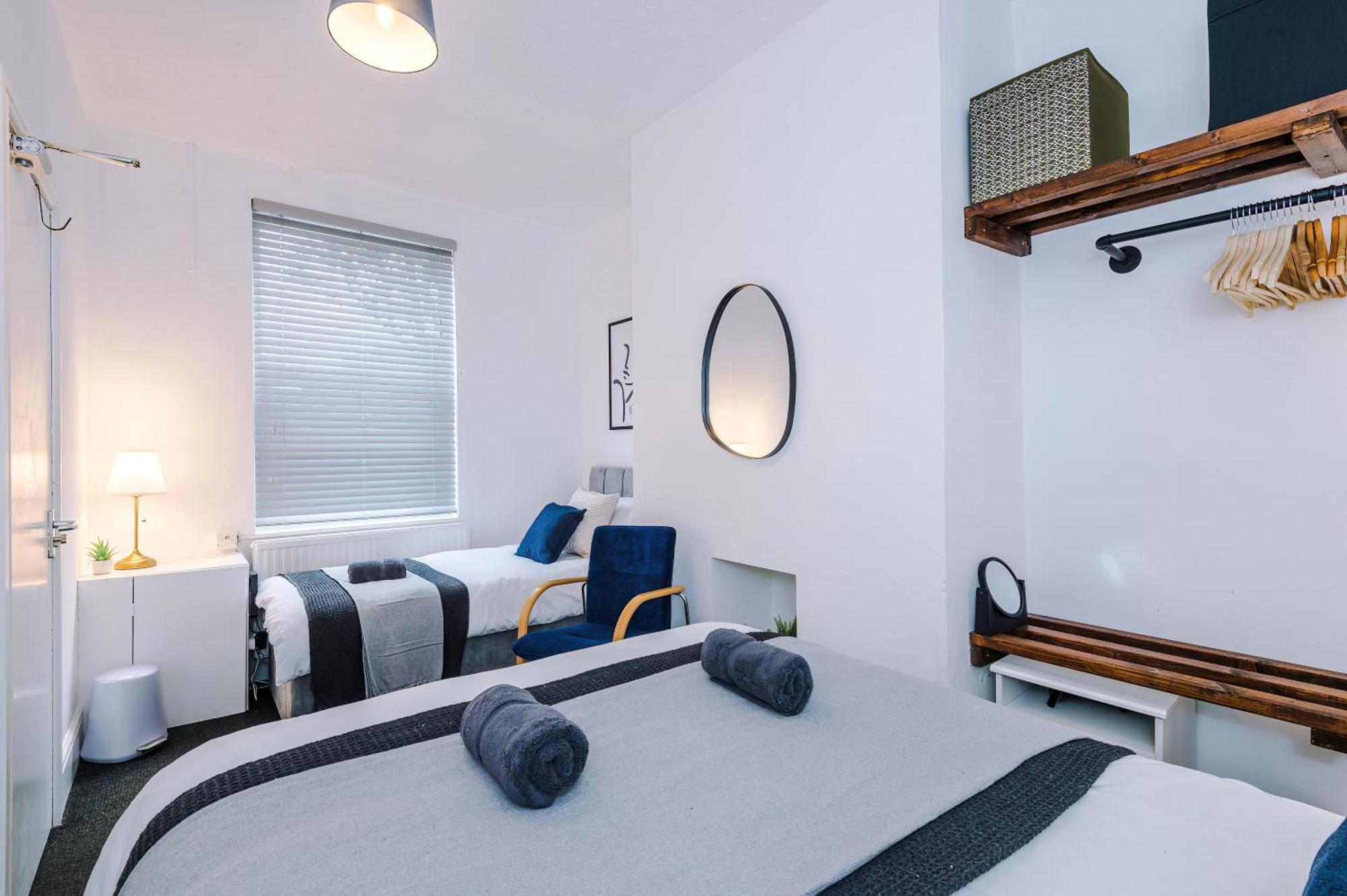Modern 3-bed House In Manchester, Ideal For Long Stays, Free Parking, Centre - Sleeps Upto 8 People Holiday home Manchester