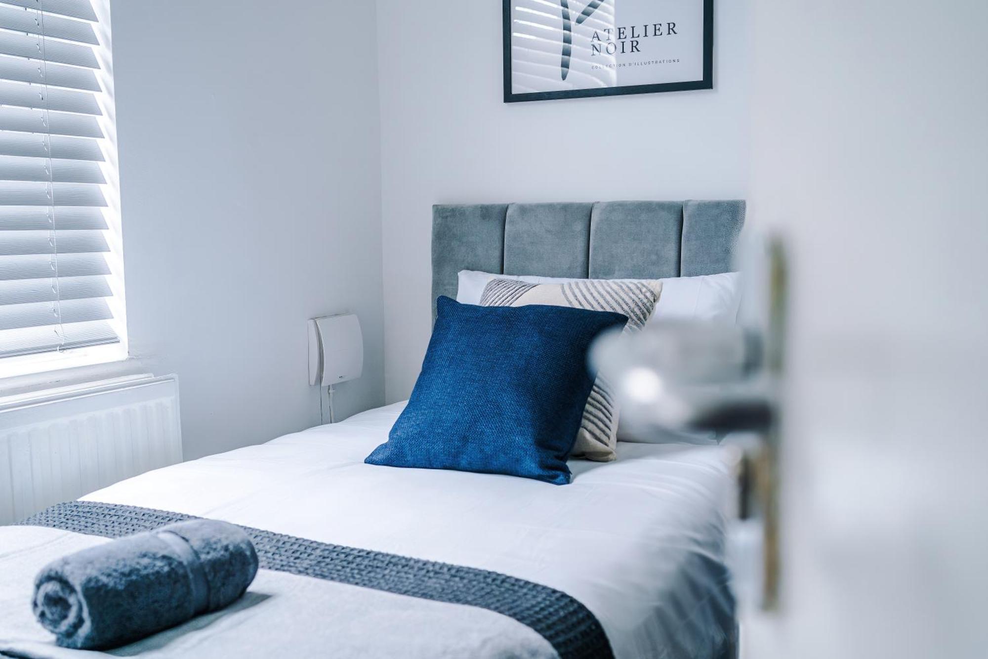 Holiday home Modern 3-bed House In Manchester, Ideal For Long Stays, Free Parking, Centre - Sleeps Upto 8 People Manchester