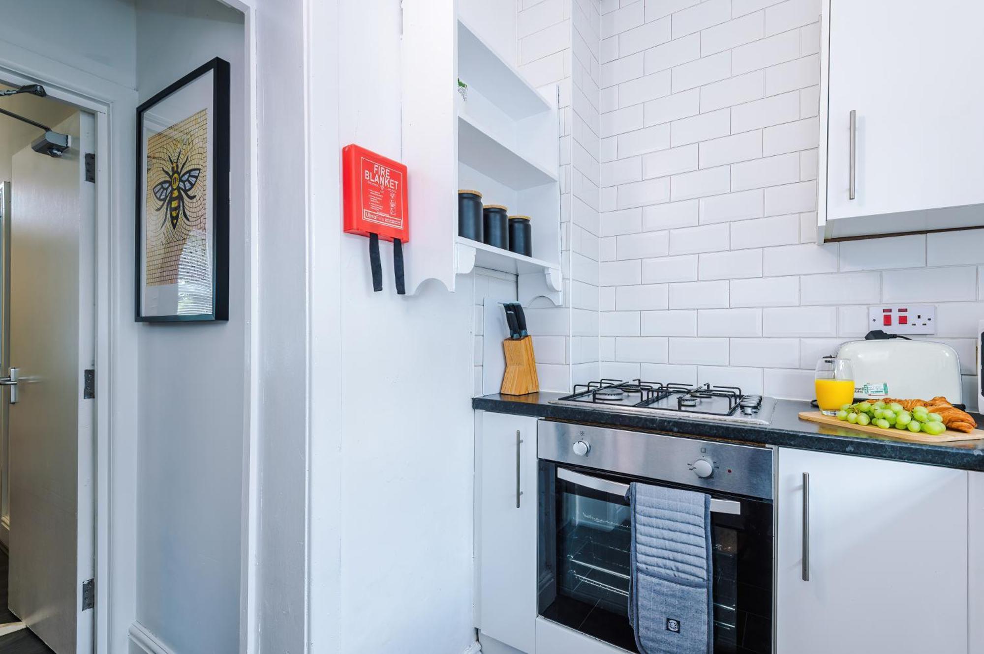 Holiday home Modern 3-bed House In Manchester, Ideal For Long Stays, Free Parking, Centre - Sleeps Upto 8 People *