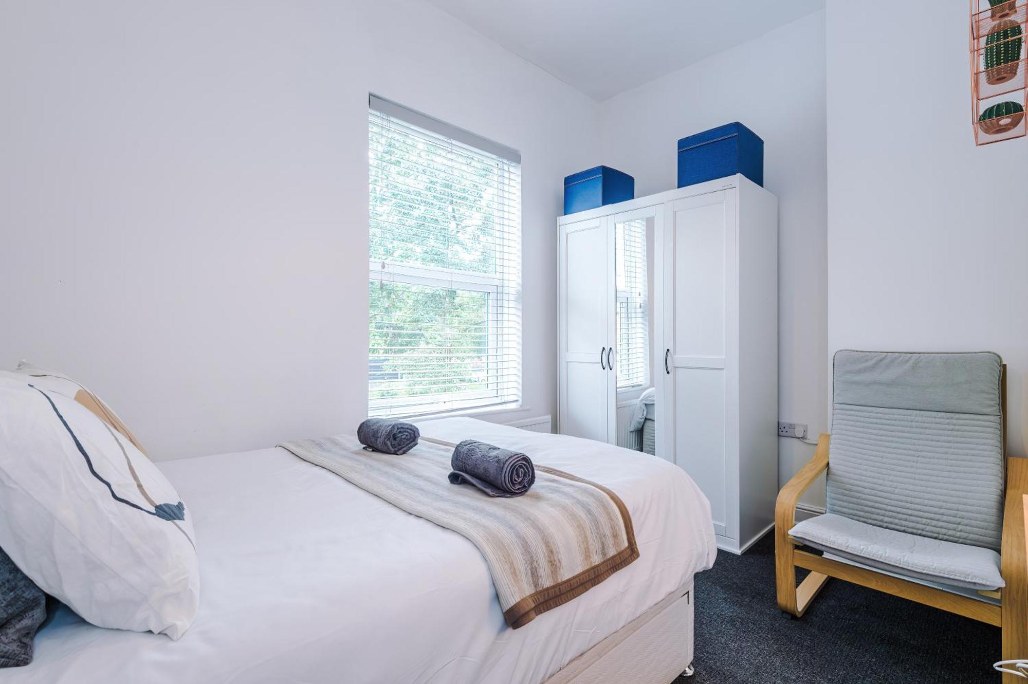 Modern 3-bed House In Manchester, Ideal For Long Stays, Free Parking, Centre - Sleeps Upto 8 People * Manchester