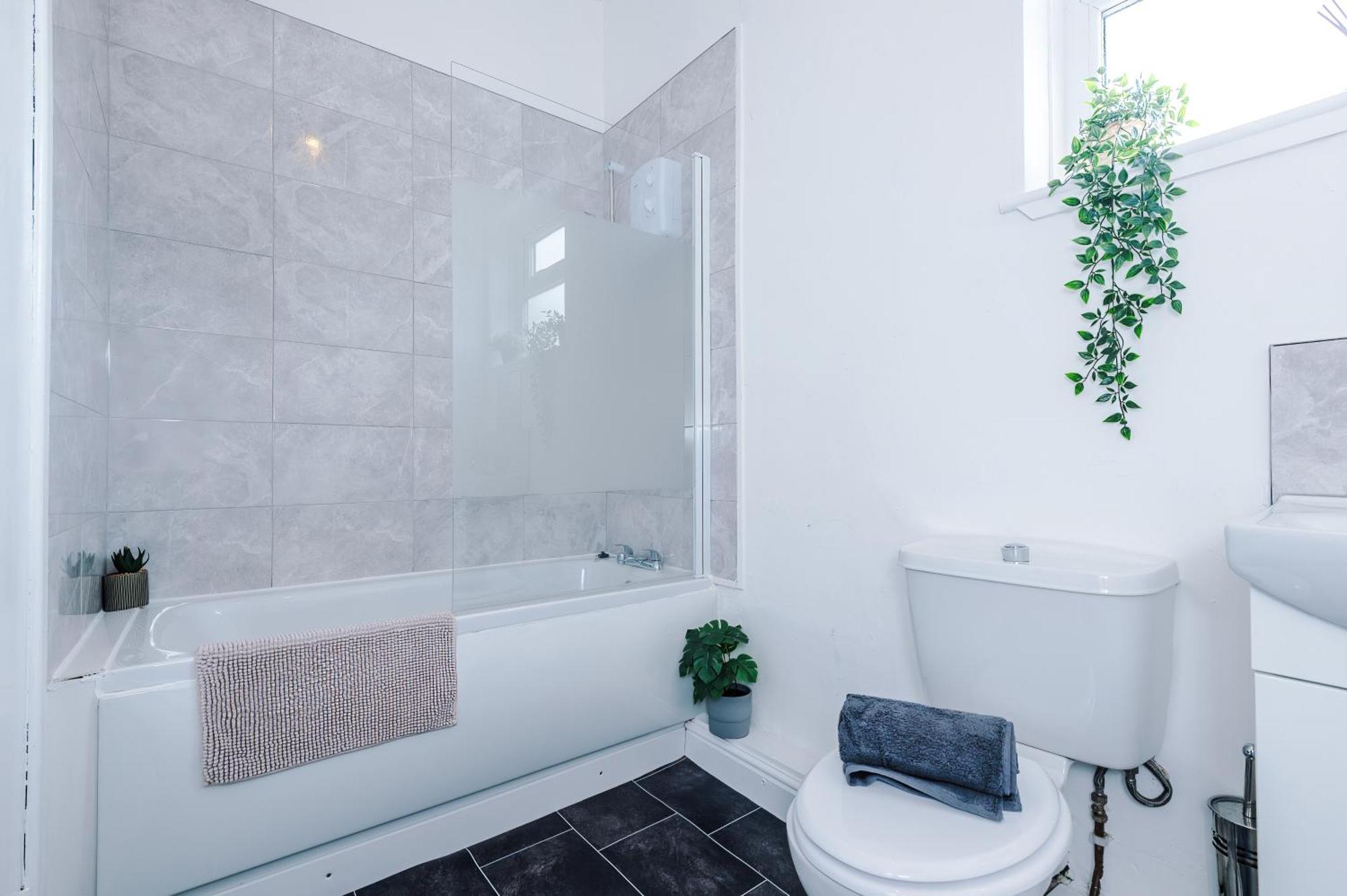 Modern 3-bed House In Manchester, Ideal For Long Stays, Free Parking, Centre - Sleeps Upto 8 People Holiday home