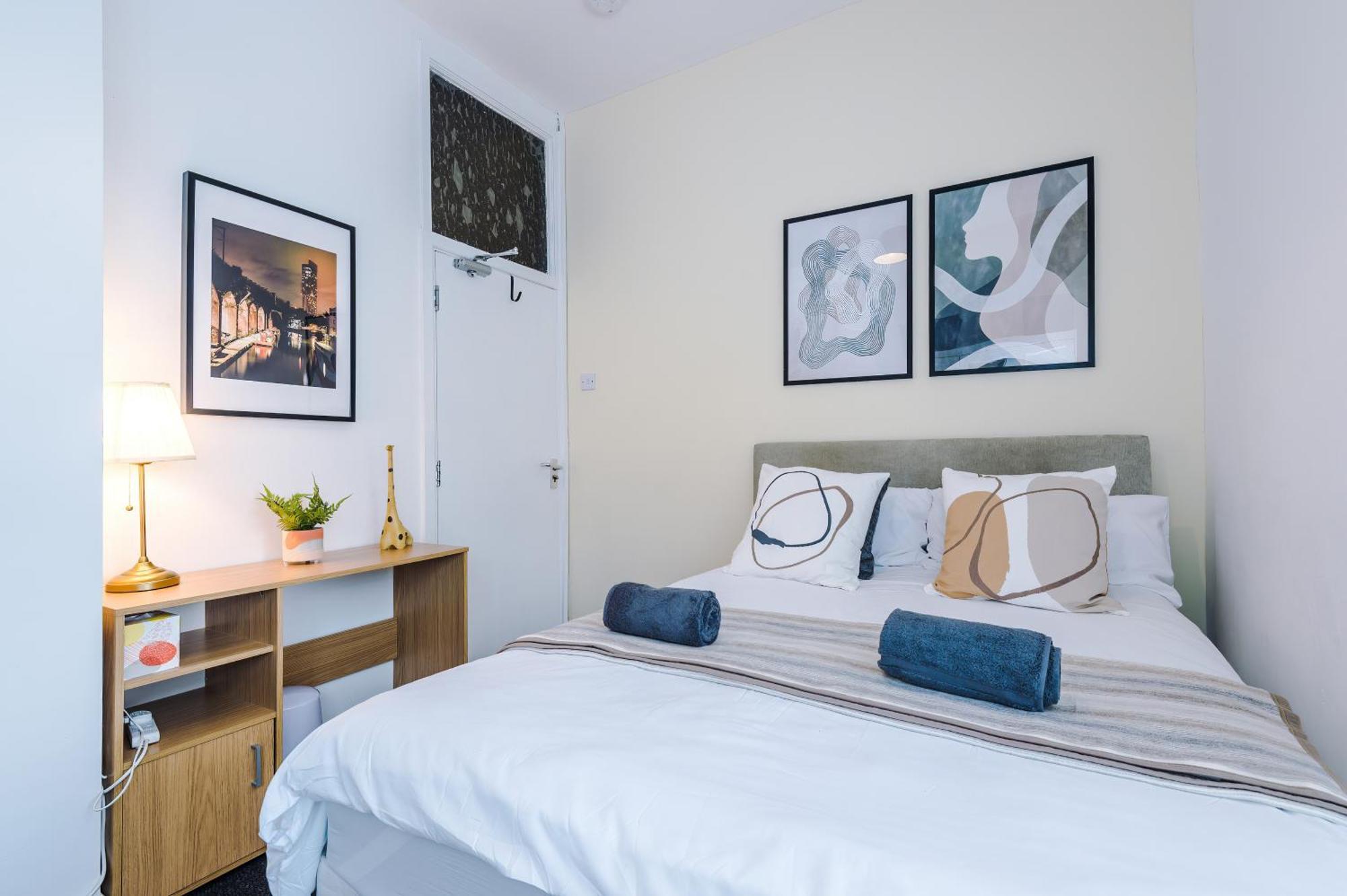 Holiday home Modern 3-bed House In Manchester, Ideal For Long Stays, Free Parking, Centre - Sleeps Upto 8 People