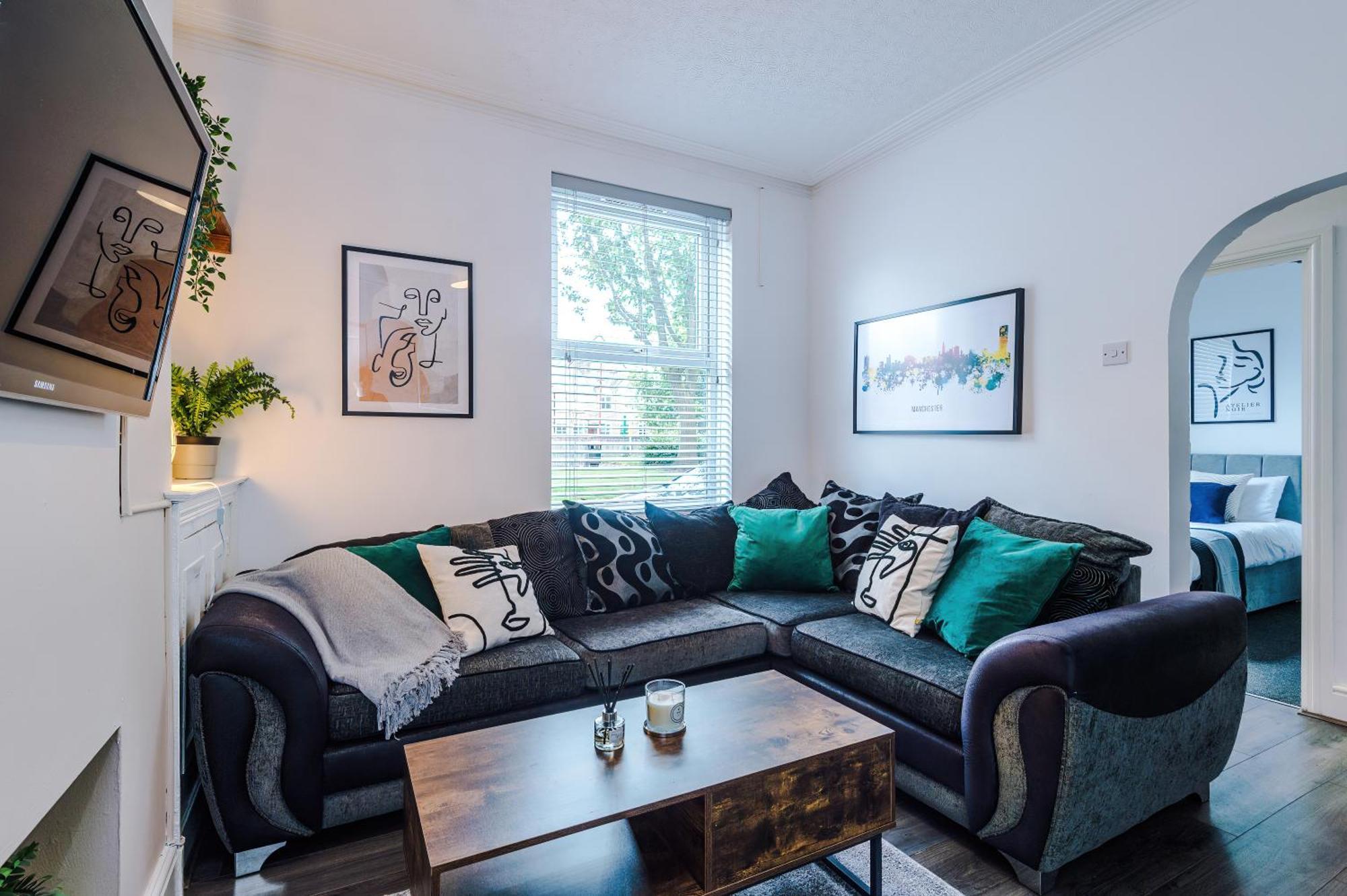Modern 3-bed House In Manchester, Ideal For Long Stays, Free Parking, Centre - Sleeps Upto 8 People *