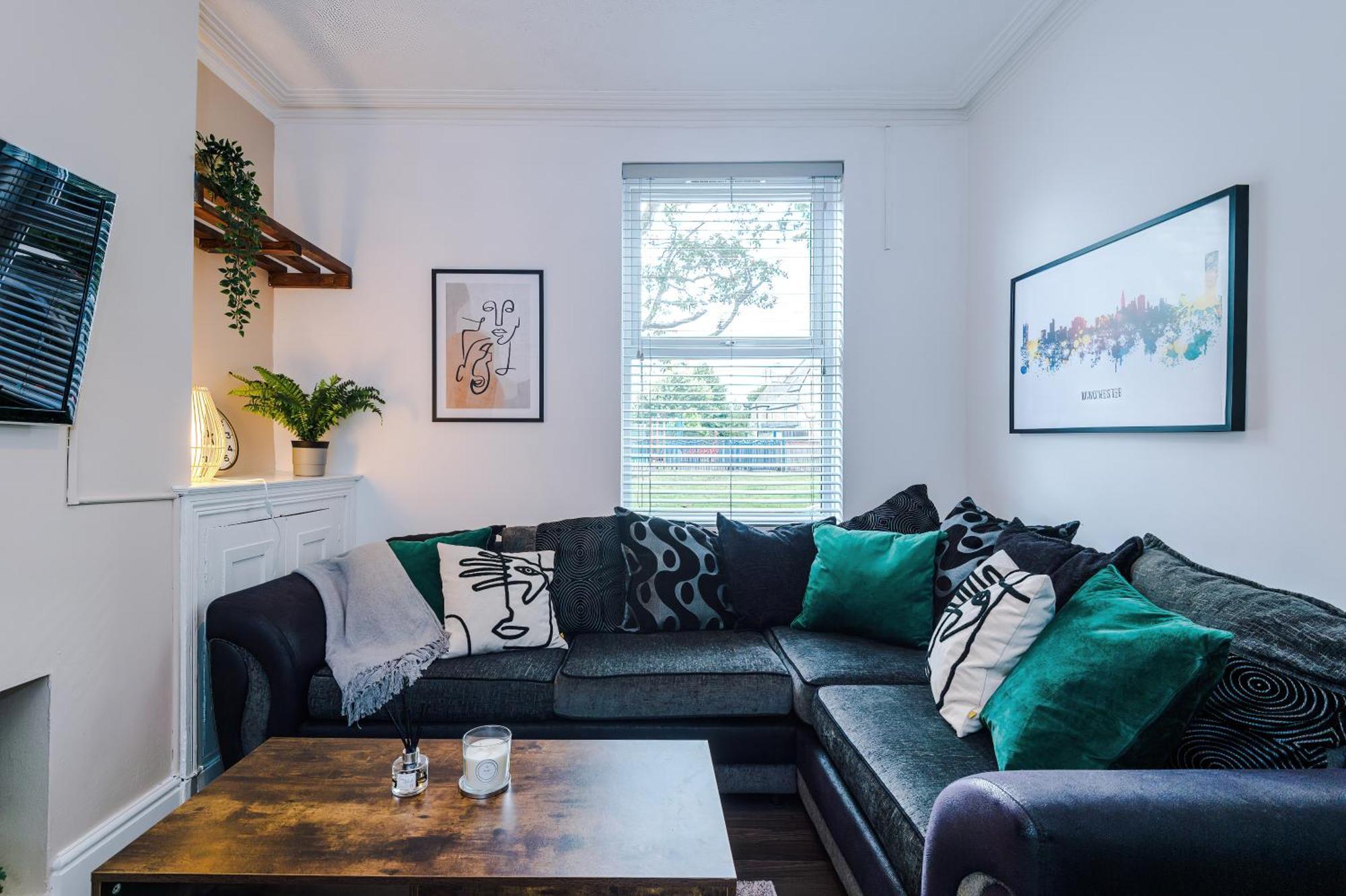 Modern 3-bed House In Manchester, Ideal For Long Stays, Free Parking, Centre - Sleeps Upto 8 People Manchester