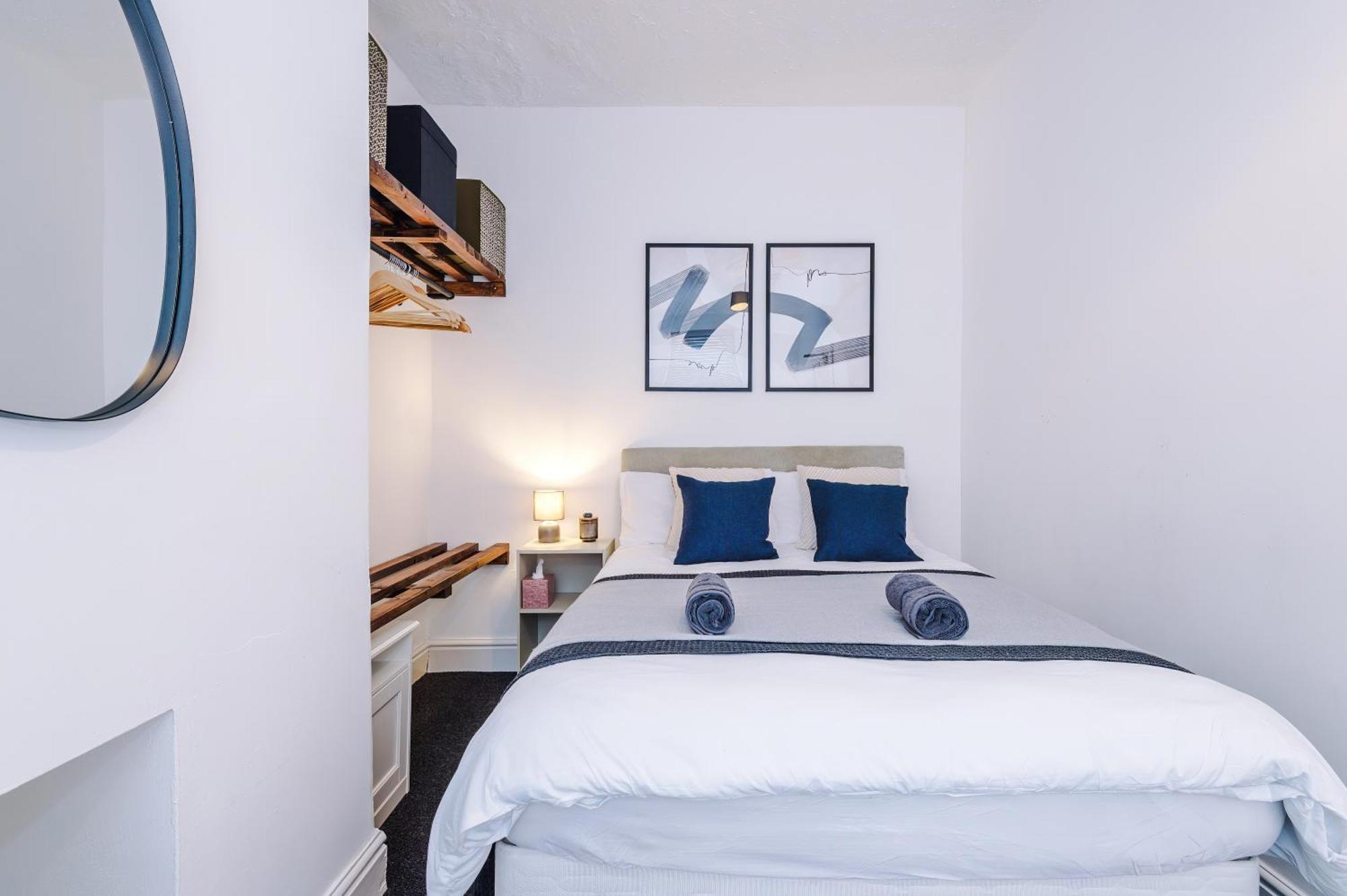 Modern 3-bed House In Manchester, Ideal For Long Stays, Free Parking, Centre - Sleeps Upto 8 People