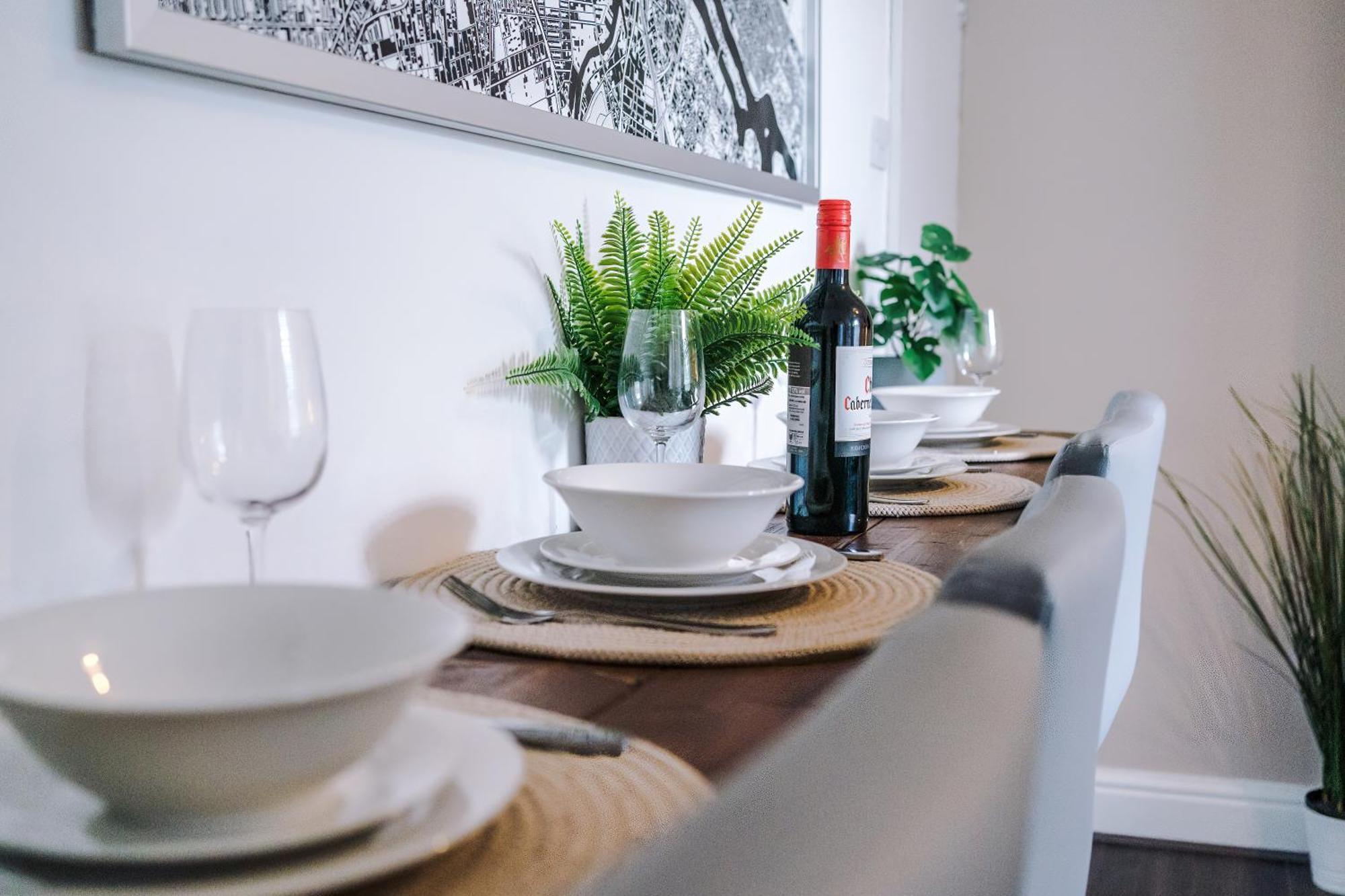 Holiday home Modern 3-bed House In Manchester, Ideal For Long Stays, Free Parking, Centre - Sleeps Upto 8 People