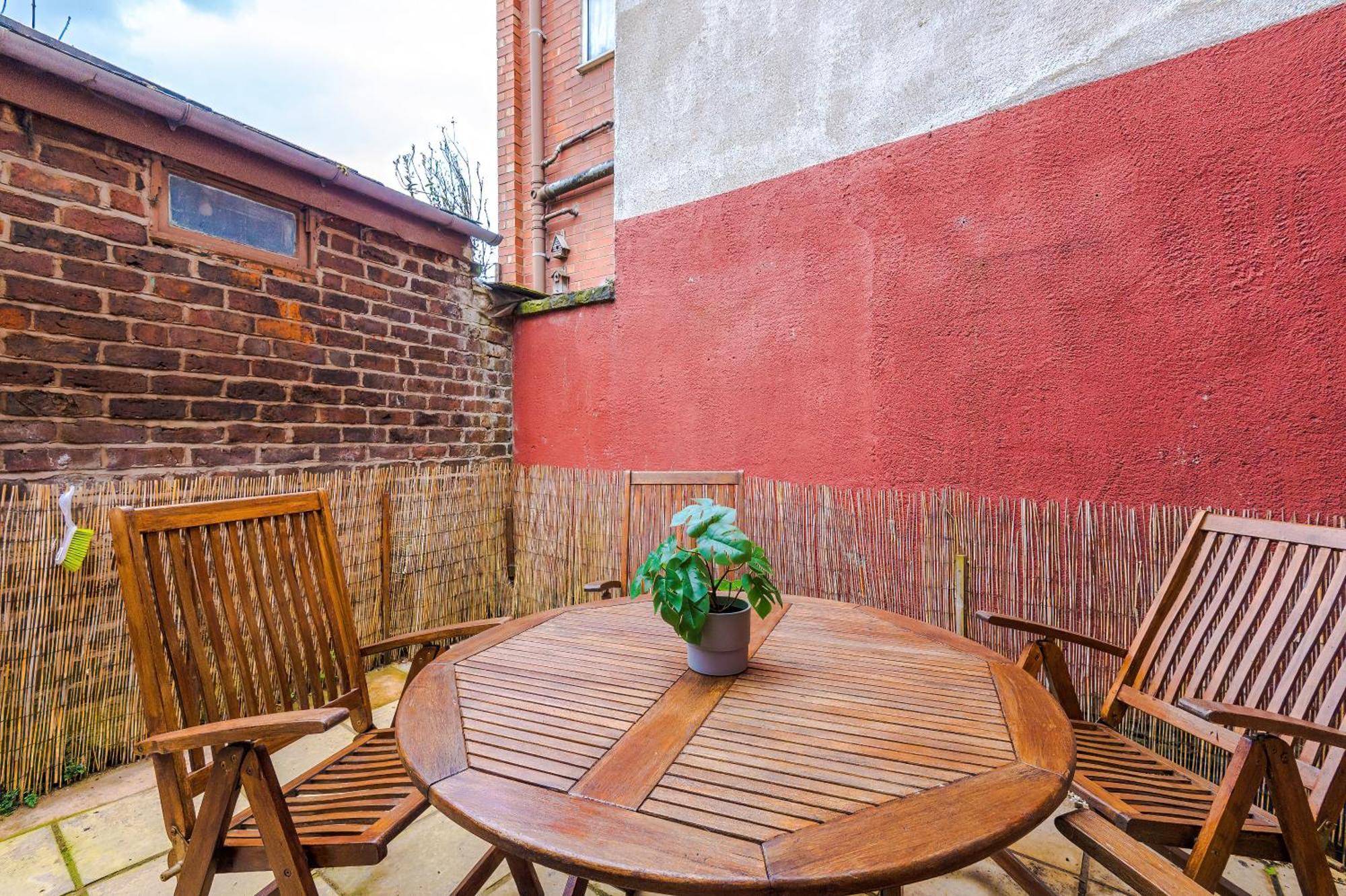 Modern 3-bed House In Manchester, Ideal For Long Stays, Free Parking, Centre - Sleeps Upto 8 People Holiday home