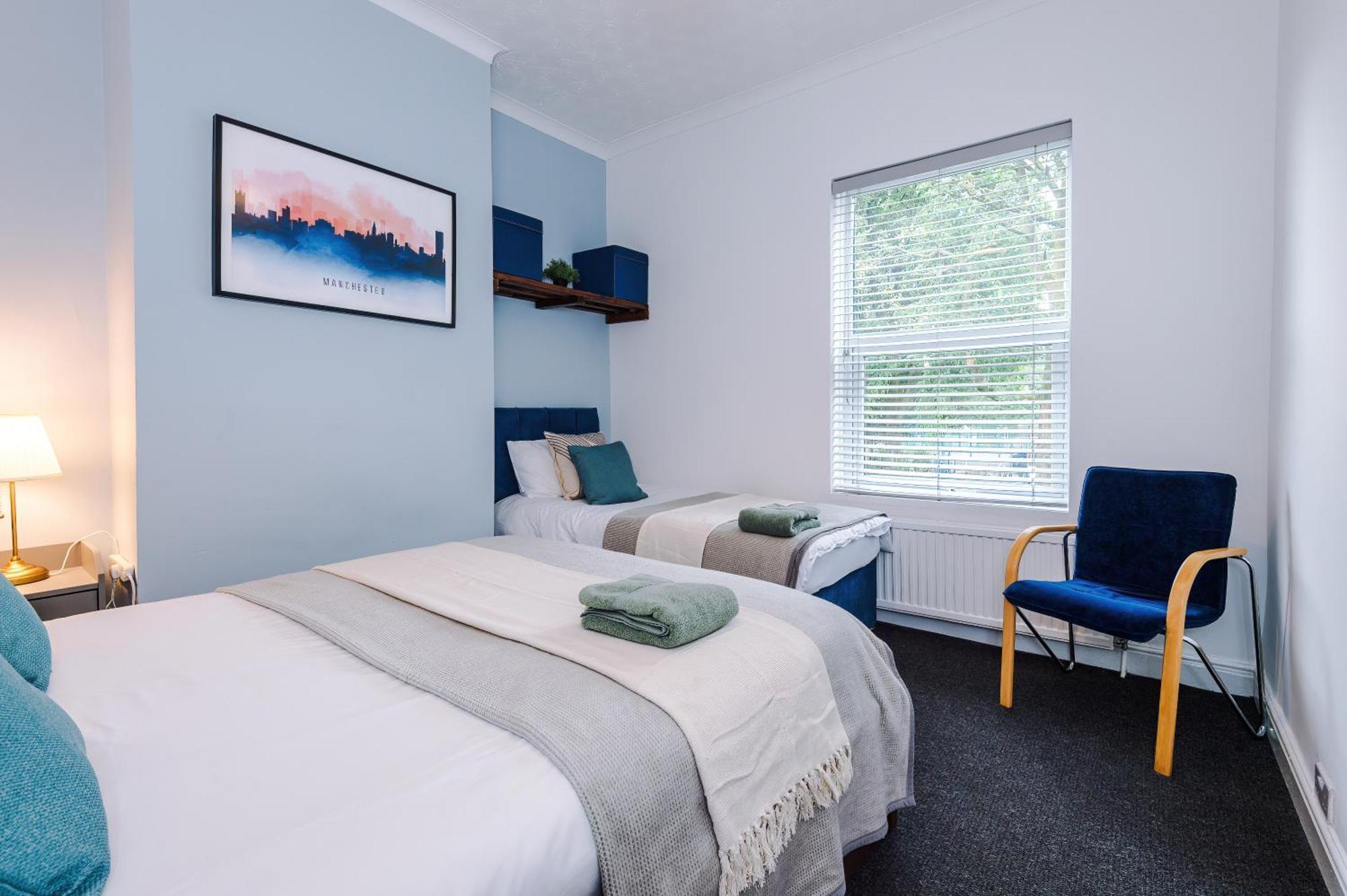 Modern 3-bed House In Manchester, Ideal For Long Stays, Free Parking, Centre - Sleeps Upto 8 People * Manchester