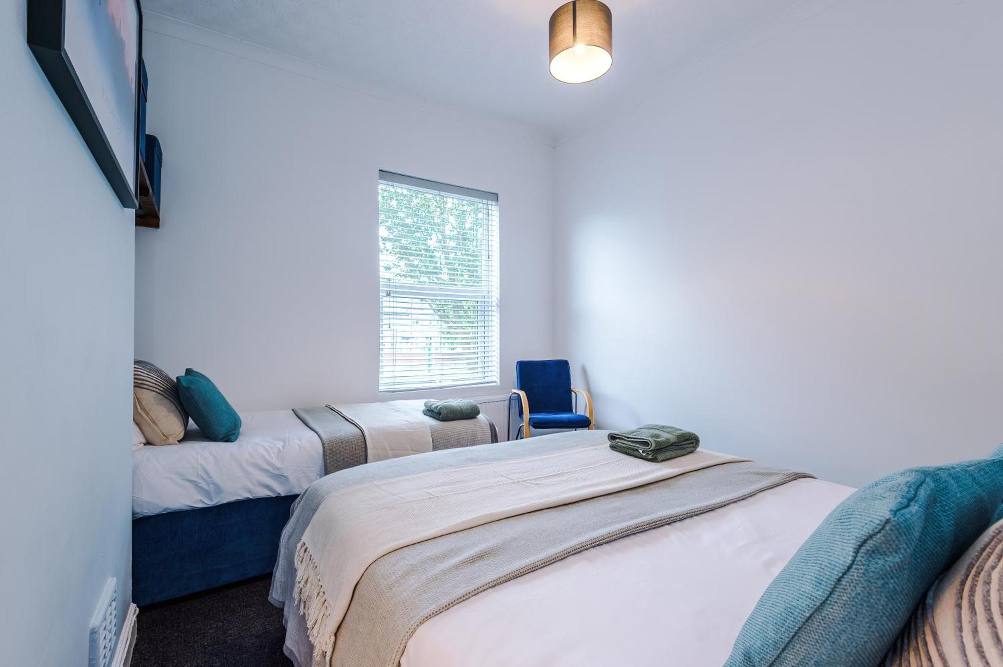 Holiday home Modern 3-bed House In Manchester, Ideal For Long Stays, Free Parking, Centre - Sleeps Upto 8 People