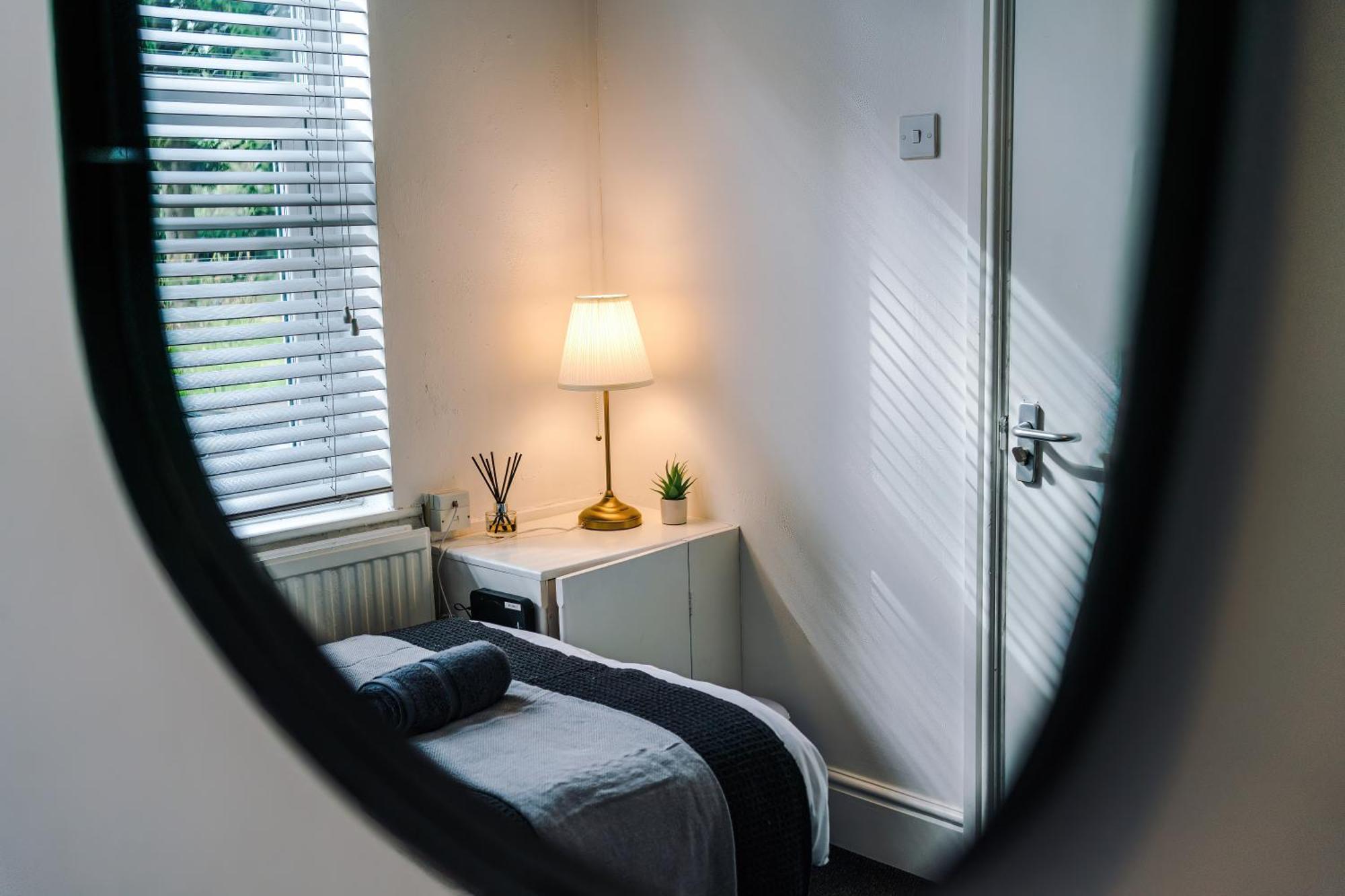 Modern 3-bed House In Manchester, Ideal For Long Stays, Free Parking, Centre - Sleeps Upto 8 People *