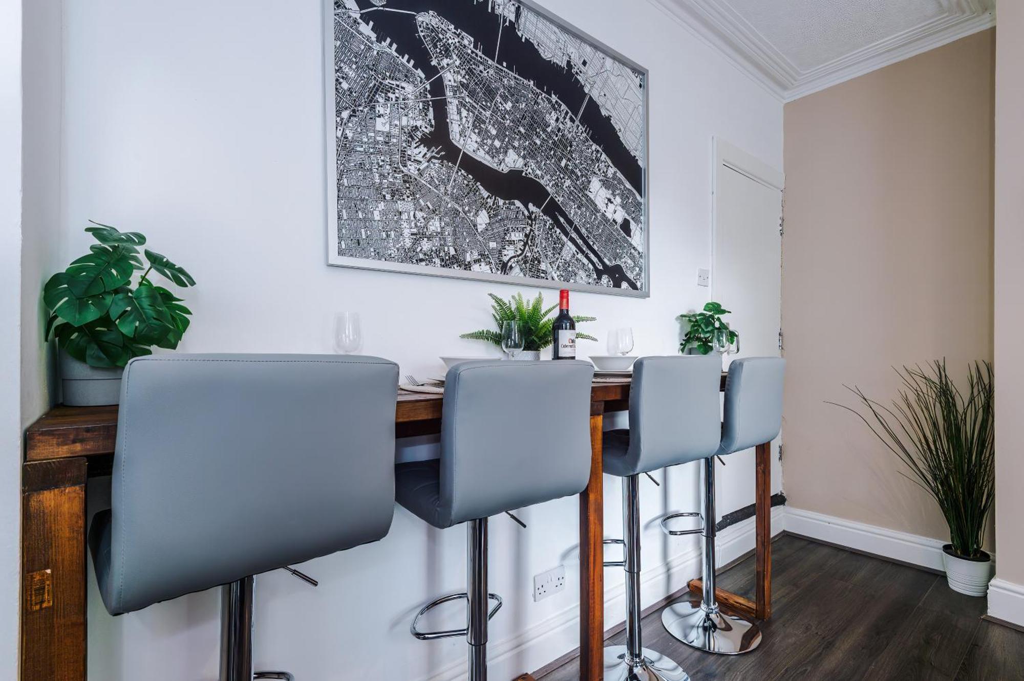 Modern 3-bed House In Manchester, Ideal For Long Stays, Free Parking, Centre - Sleeps Upto 8 People *
